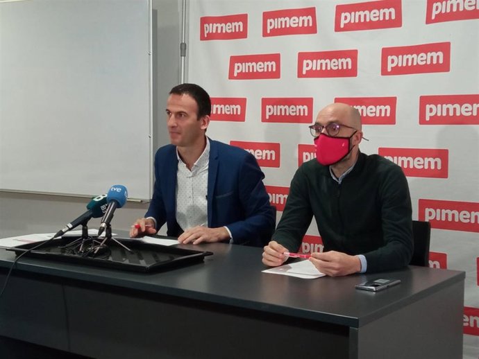 El presidente de Pimem, Jordi Mora, y el gerente de la patronal, Gustavo de Vicente, en rueda de prensa.