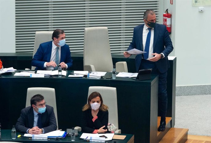 (Arriba) El concejal del Grupo Municipal Vox, Pedro Fernández Hernández (i), y el secretario general de Vox, Javier Ortega Smith 