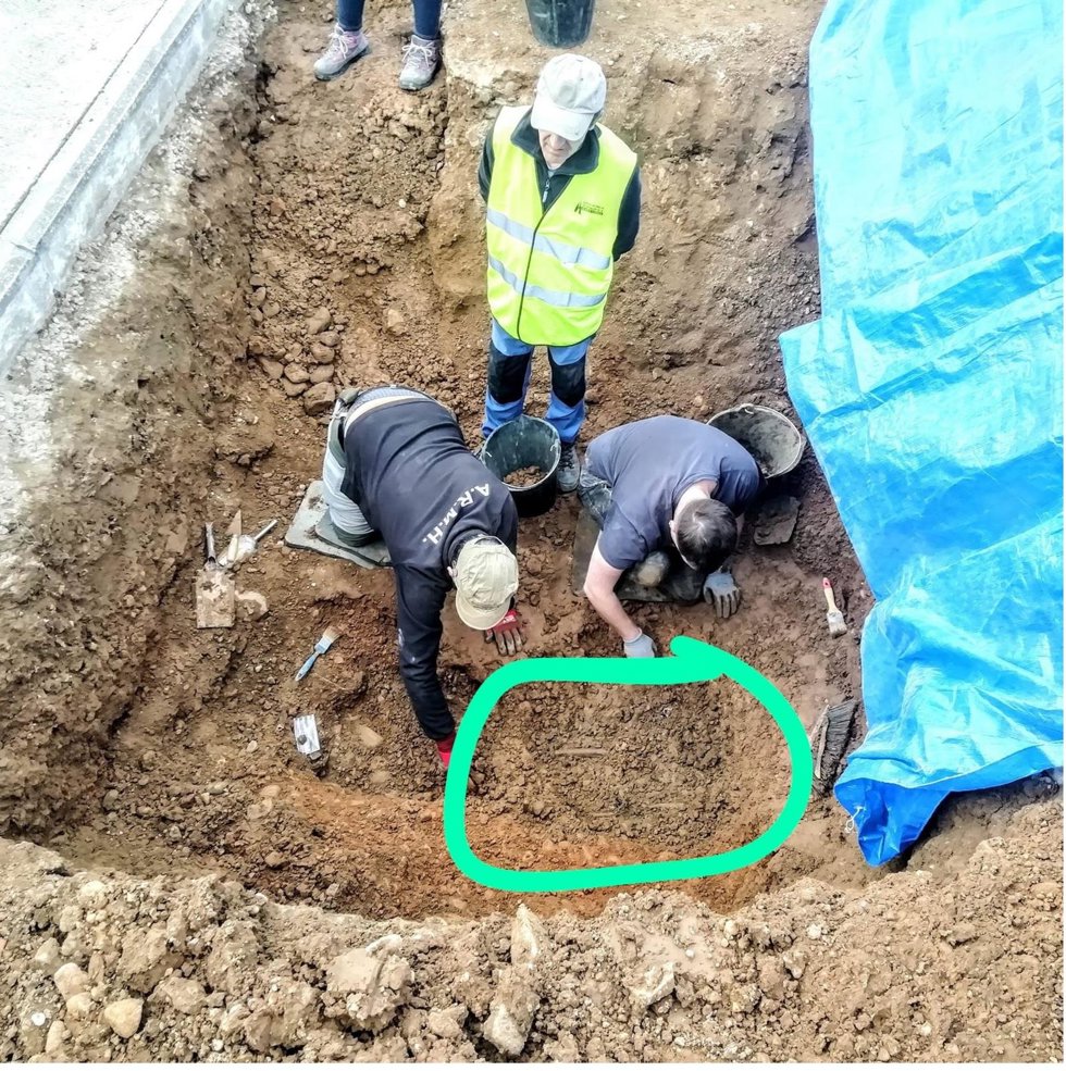 Excavación en el cementerio de Villadangos del Páramo.