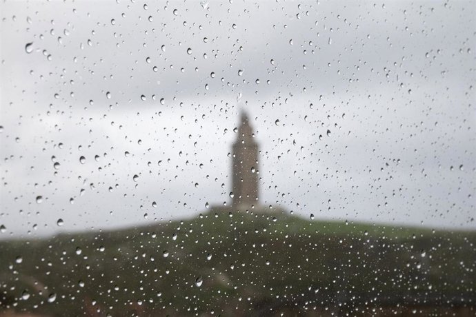 Fuertes lluvias en las inmediaciones de la Torre de Hércules, cerrada hoy por el mal tiempo, a 13 de febrero de 2022, en A Coruña, Galicia (España).