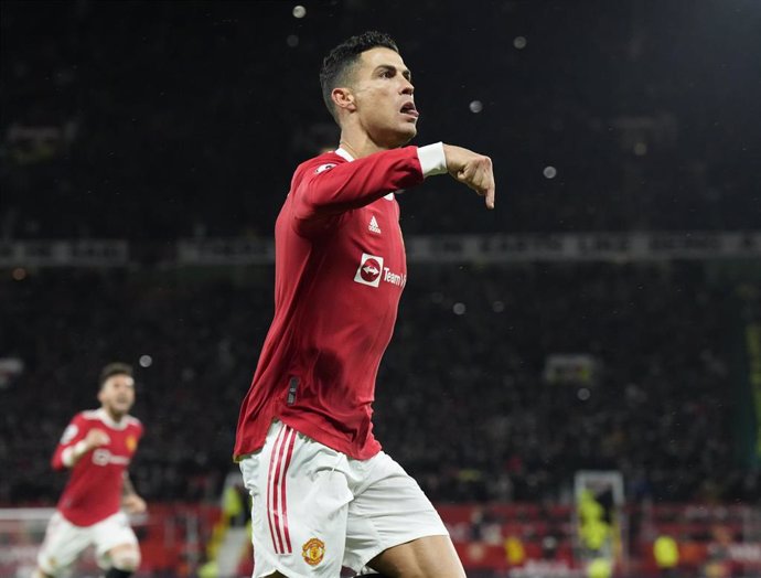 Archivo - El jugador del Manchester United Cristiano Ronaldo un gol ante el Arsenal en Old Trafford en la temporada 2021-2022.