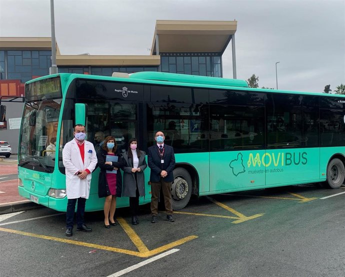 La directora general de Movilidad y Litoral, Marina Munuera (2d), y el director gerente del Área de Salud I Murcia-Oeste, Francisco Soriano (1d)