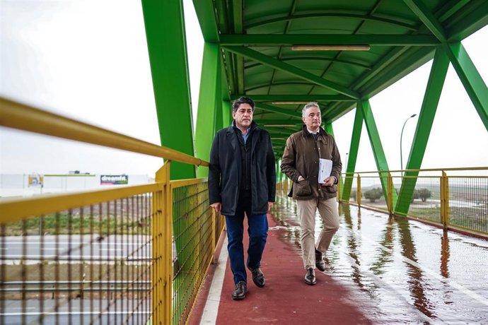 El consejero de Transportes e Infraestruturas, David Pérez, en una visita a Parla.
