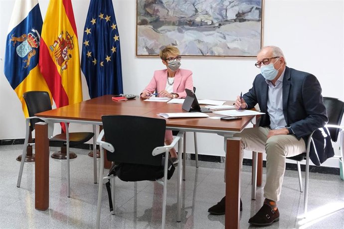 Archivo - La consejera de Economía, Conocimiento y Empleo de Canarias, Elena Máñez, y el director general de Promoción Económica, Laureano Pérez