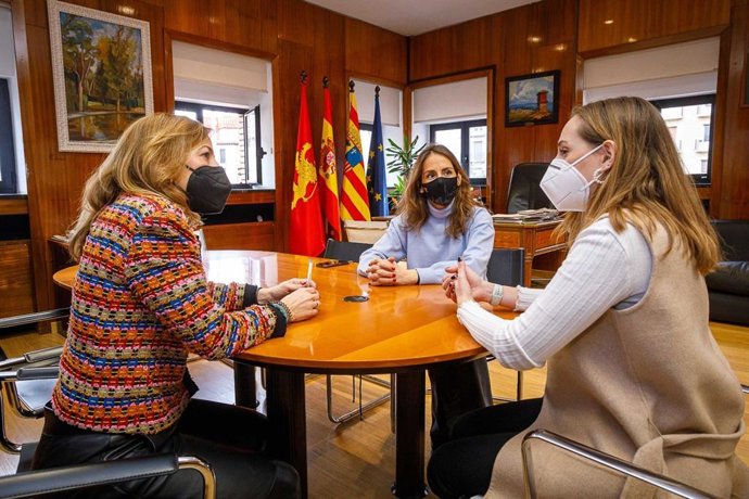 Las consejeras municipales del Ayuntamiento de Zaragoza Natalia Chueca y María Navarro se reúnen con Isabel Lamiquiz, de la Asociación 3 y Más de Familias Numerosas de Aragón.