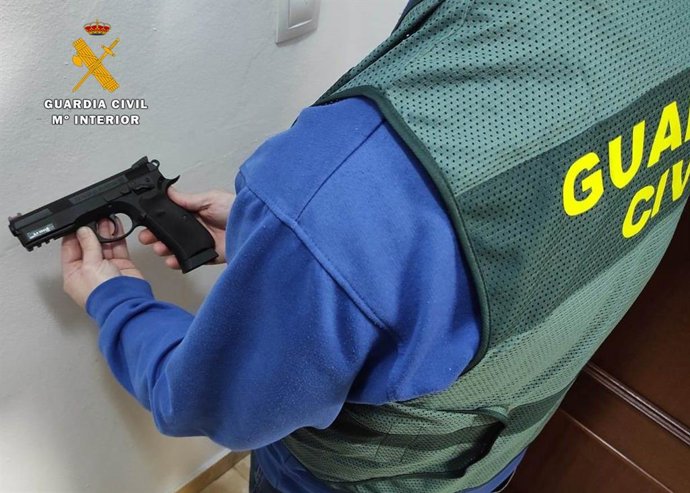 Pistola intervenida en la operación