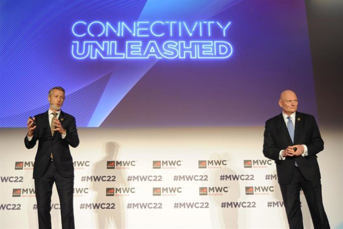 El director general de la GSMA, Mats Granryd (i) y el CEO de la GSMA, John Hoffman (d), comparecen en una imagen de archivo