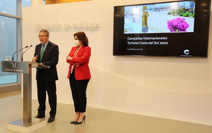 Francisco Salado, presidente de la Diputación y Turismo Costa del Sol, y Margarita del Cid, vicepresidenta primera y consejera delegada de Turismo Costa del Sol, en rueda de prensa