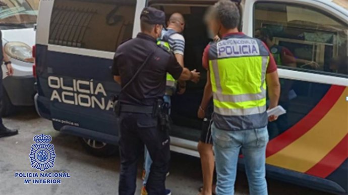 Un detenido entra en furgón policial