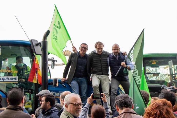 MIembros de Vox en la manifestación de los agricultores en Sevilla