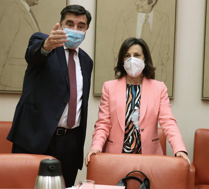 Archivo - El presidente de la Comisión de Defensa del Congreso, José Antonio Bermúdez de Castro y la ministra de Defensa, Margarita Robles