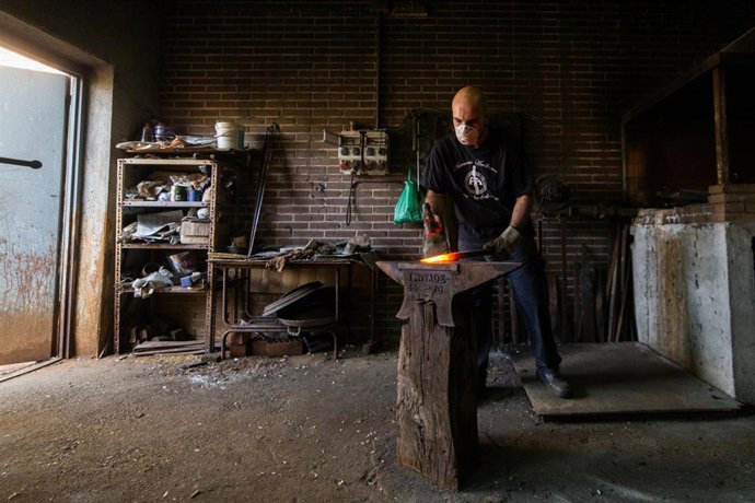 Archivo - Un artesano (archivo)