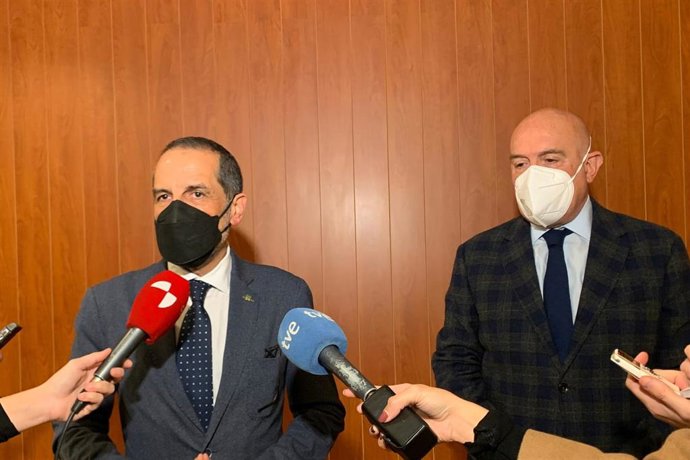 El presidente de Urcacyl, Fernando Antúnez, (izda) y el consejero de Agricultura, Ganadería y Desarrollo Rural, Jesús Julio Carnero.