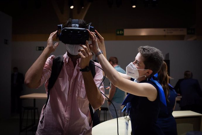 Archivo - Un asistente utiliza unas gafas de realidad virtual en las instalaciones de la segunda jornada de la XIV edición del Mobile World Congress (MWC 2021) en el recinto Gran Via de Fira de Barcelona, a 29 de junio de 2021.