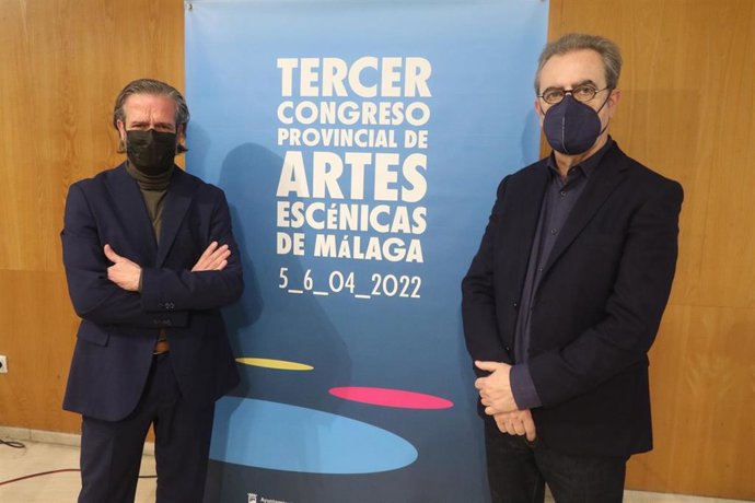 El diputado de Cultura de la Diputación de Málaga, Víctor González, y el director-gerente del Teatro Cervantes, Juan Antonio Vigar, presentan el III Congreso Provincial de Artes Escénicas