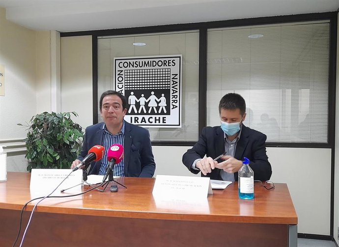 El Presidente De La Asociación De Consumidores De Navarra Irache, Manuel Arizcun, Y  El Responsable De Comunicación De La Asociación, Alberto Lázcoz, Durante La Rueda De Prensa