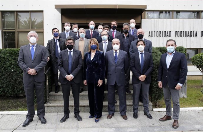El presidente del Organismo Público Puertos del Estado, Álvaro Rodríguez Dapena, en su visita al Puerto de Huelva, tras la reunión con empresarios y la presidenta del Puerto de Huelva, Pilar Miranda.