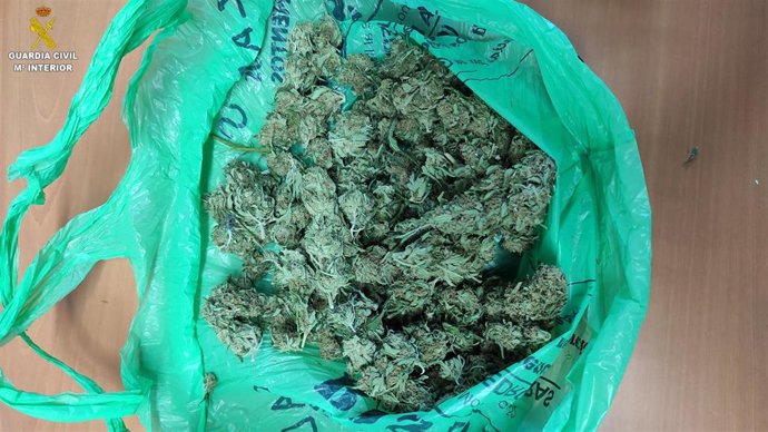 La Guardia Civil detiene a una persona por tráfico de drogas en el entorno de un centro escolar.