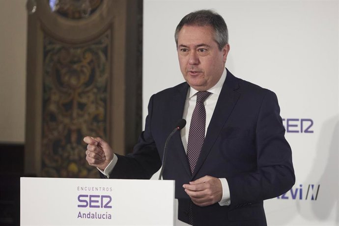 El secretario general del PSOE de Andalucía, Juan Espadas, durante el ciclo Agenda del Gobierno en Andalucía de la Cadena SER en el Hotel Alfonso XIII, a 25 de febrero de 2022 en Sevilla (Andalucía, España)