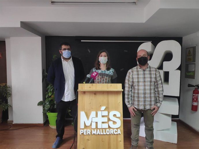 (I-D) El Senador Autonómico De MÉS Per Mallorca, Vicen Vidal; La Regidora De Modelo De Ciudad, Vivienda Digna Y Sostenibilidad Del Ayuntamiento, Neus Truyol; Y El Coordinador De MÉS-Estimam Palma, Miquel ngel Contreras.