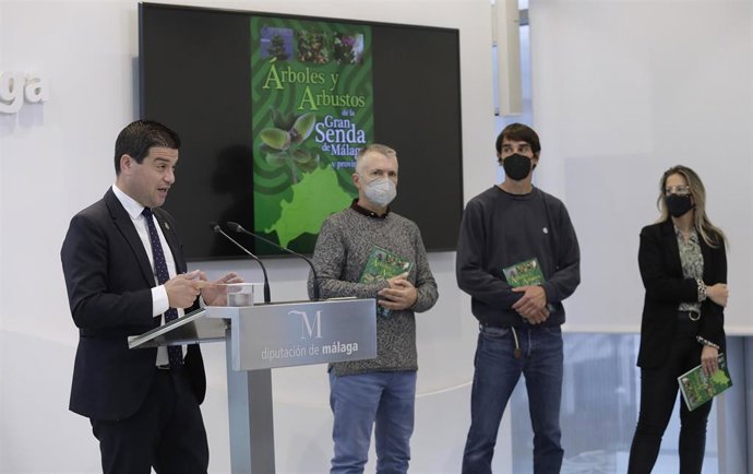 El diputado de Medio Ambiente, Turismo Interior, Cambio Climático y Deportes, Cristóbal Ortega, presenta 'Árboles y arbustos de la Gran Senda de Málaga y provincia'.