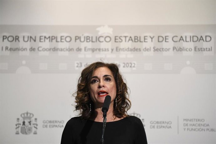 La ministra de Hacienda y Función Pública, Maria Jesús Montero, ofrece declaraciones a los medios de comunicación antes de presidir la I Reunión de Coordinación de Empresas y Entidades del Sector Público Estatal en la Fábrica Nacional de Moneda y Timbre