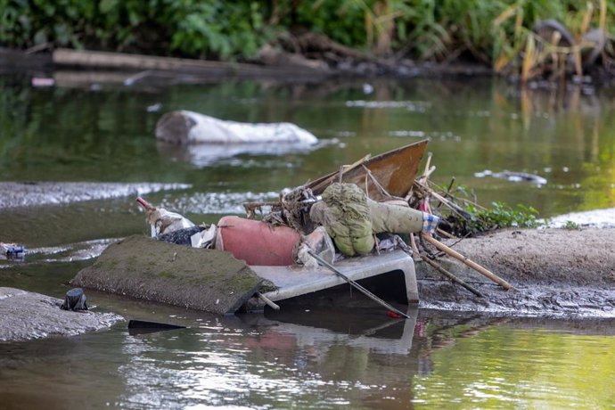 Archivo - Basura y contaminación en el río Guadarrama en la localidad de Arroyomolinos, donde se han registrado residuos y desechos al igual que a su paso por los municipios de Móstoles y Navalcarnero, en Arroyomolinos.