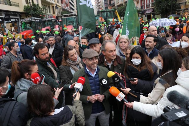 El eurodiputado de Vox Jorge Buxadé atiende a los medios en València