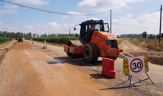 Archivo - Una maquina en las obras de una carretera.