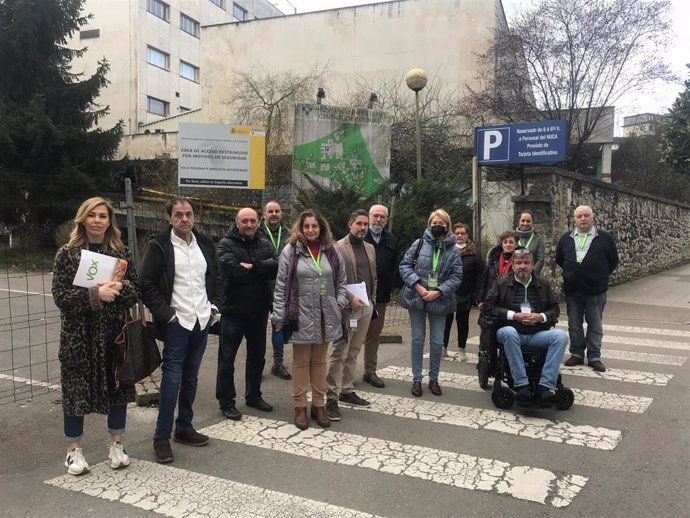 Los concejales de Vox en el Ayuntamiento de Oviedo, Cristina Coto y Hugo Huerta con responsables del partido en Oviedo y vecinos de la zona de El Cristo.