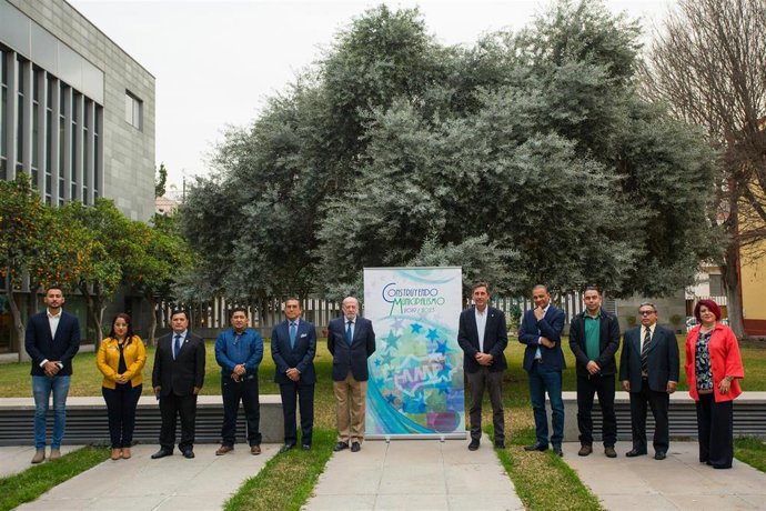 El presidente de la FAMP, Fernando Rodríguez Villalobos, recibe a la Fundación Líderes Globales en la Diputación de Sevilla.