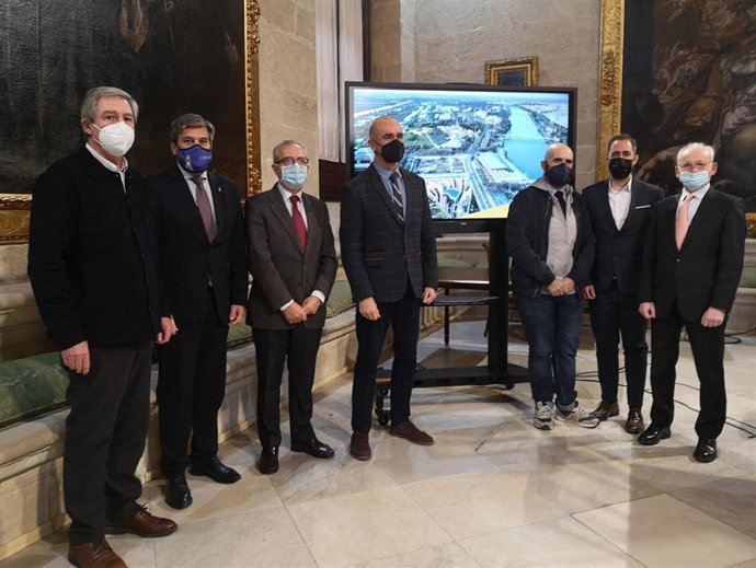 El alcalde de Sevilla, Antonio Muñoz, y el delegado de Hábitat Urbano y Cohesión Social, Juan Manuel Flores, en una imagen de archivo presentando el catálogo.