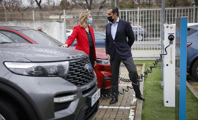 La consejera de Medio Ambiente, Vivienda y Agricultura, Paloma Martín, ha visitado la sede central de los concesionarios Deysa Motor