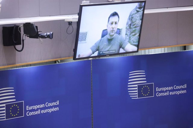 Volodimir Zelesnki habla en la reunión de líderes de la UE en Bruselas