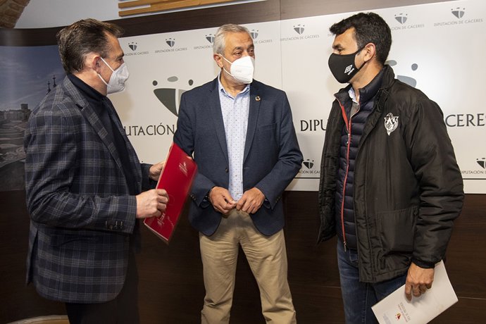El presidente de la Diputación de Cáceres, Carlos Carlos, junto a los presientes del Cacereño y el Coria, José Carlos Ordóñez y Aurelio Gutiérrez