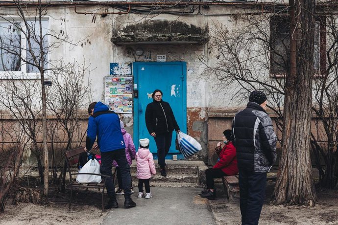 Una familia saca sus pertenencias de su casa de Severodonetsk, tras anunciarse oficialmente la evacuación de la ciudad, a 24 de febrero de 2022, en Severodonetsk, Oblast de Lugansk (Ucrania). Las autoridades de Ucrania han confirmado este jueves la muer