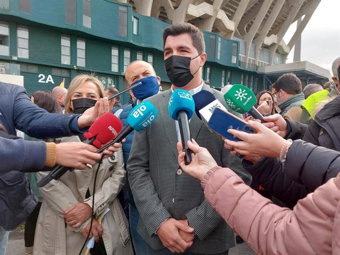 El parlamentario andaluz de Cs Enrique Moreno atiende a los medios al asistir en Sevilla a la manifestación de agricultores y ganaderos.