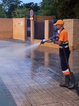 Archivo - Lipasam hará baldeos extras con motivo del derbi.