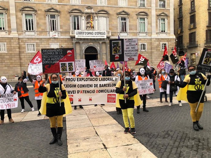 Trabajadores de atención domiciliaria se concentran en la plaza Sant Jaume de Barcelona