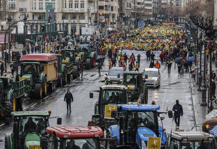 Varias personas y tractores en una concentración por la supervivencia del campo valenciano, en la Plaza San Agustín, a 25 de febrero de 2022, en Valencia, Comunidad Valenciana (España). Organizada por AVA-Asaja, Asaja Alicante, La Unió, CCPV-COAG y UP