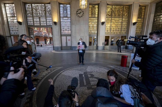 Carlos San Juan, el hombre de 78 años que ha recogido más de 600.000 apoyos con su campaña 'Soy Mayor, No Idiota', a su llegada al Banco de España para registrar sus firmas (archivo)