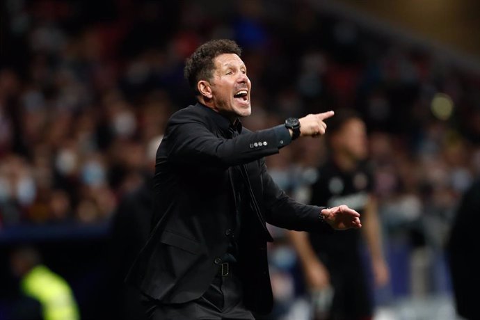 El entrenador del Atlético de Madrid, Diego Pablo Simeone, durante un partido ante el Levante en el Wanda Metropolitano.