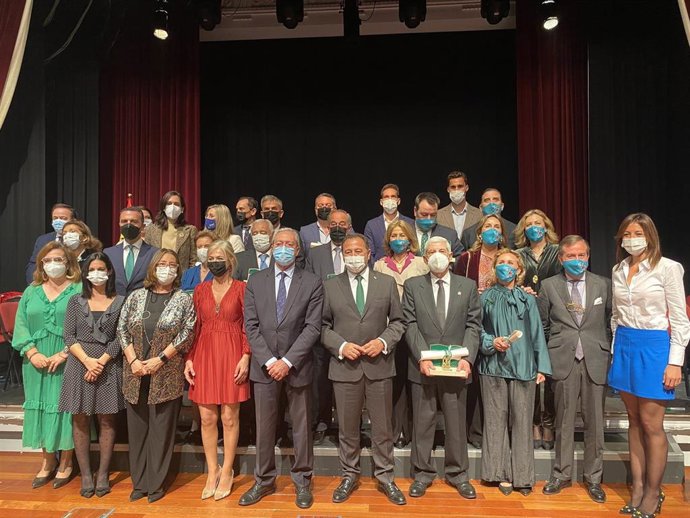 Foto de grupo de los galardonados junto con los responsables autonómicos