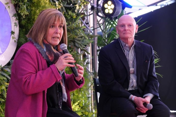 El director de GSMA, John Hoffman, y la alcaldesa de L'Hospitalet de Llobregat, Núria Marín