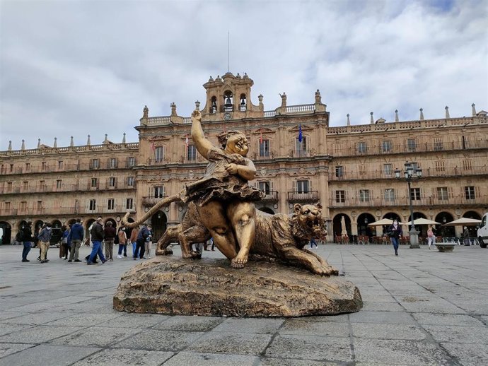 Escultura de Xu Hongfei sin el abanico en la Plaza Mayor de Salamanca.
