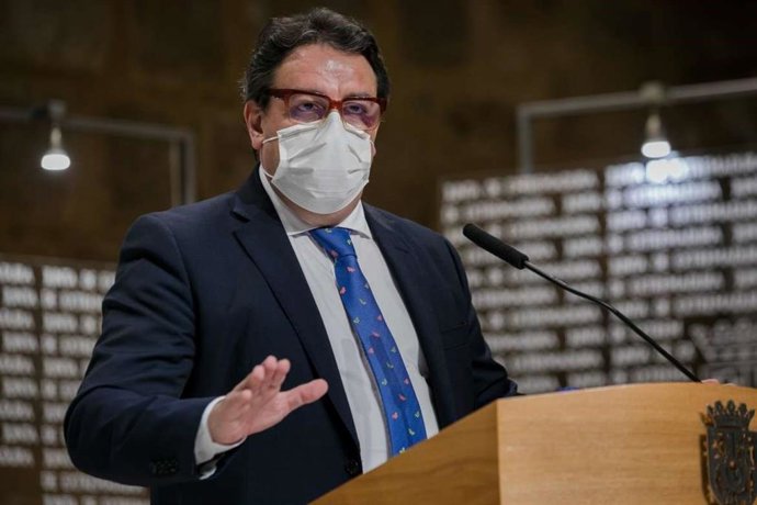 Archivo - El consejero de Sanidad y Servicios Sociales, José María Vergeles, en una imagen de archivo.