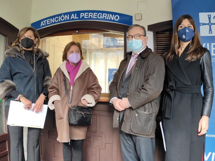 La presidenta de Apada Asturias, María Teresa Pastor, ha presentado esta tecnología en la oficina de turismo, con los concejales de Hostelería, Turismo y Congresos, Alfredo García Quintana, y de Políticas Sociales, Concepción Méndez y Leticia González.