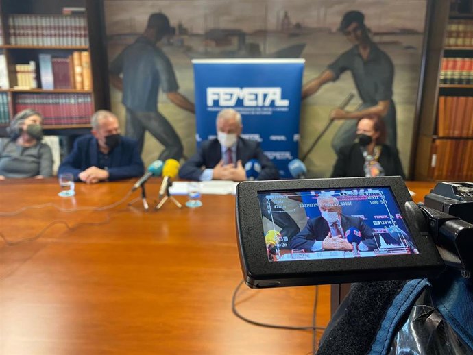 Guillermo Ulacia, presidente de Femetal, en rueda de prensa en la sede la patronal del metal asturiano, en Gijón