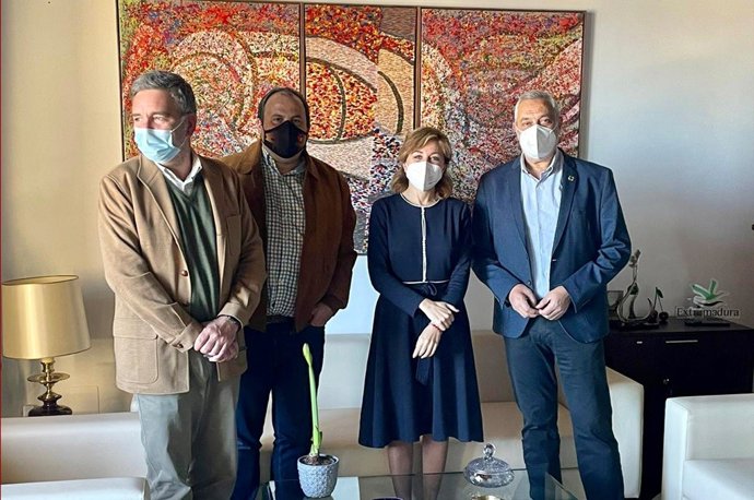 Representantes de AEMO y de la Diputación de Cáceres, que se ha integrado en la asociación