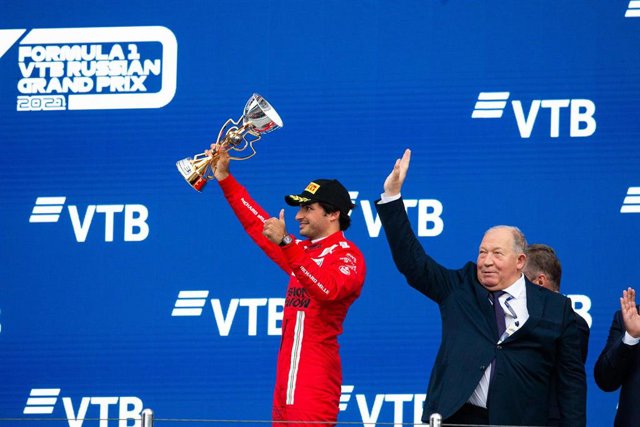 Archivo - El piloto español Carlos Sainz (Ferrari) en el podio del GP de Rusia de 2021